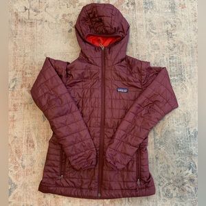 Women’s maroon hooded nano puff patagonia jacket